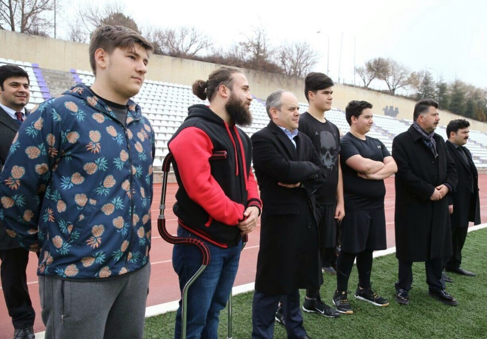 Bakan Kılıç’tan sporcularla jest
