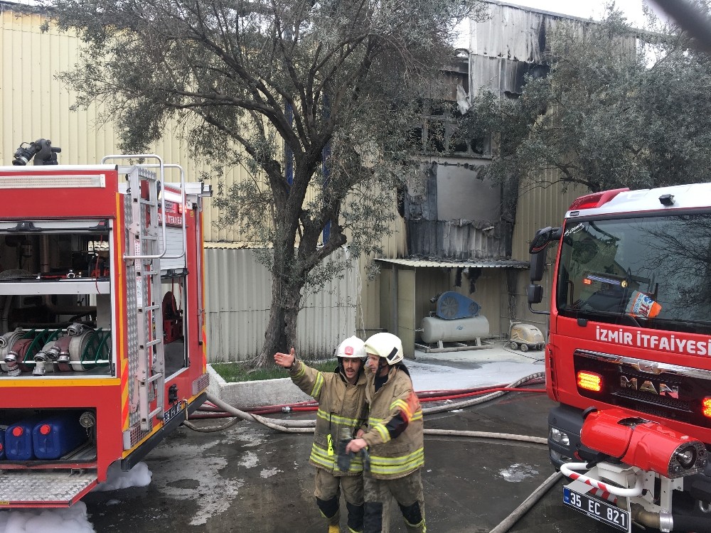İzmir’de polyester fabrikasında yangın paniği