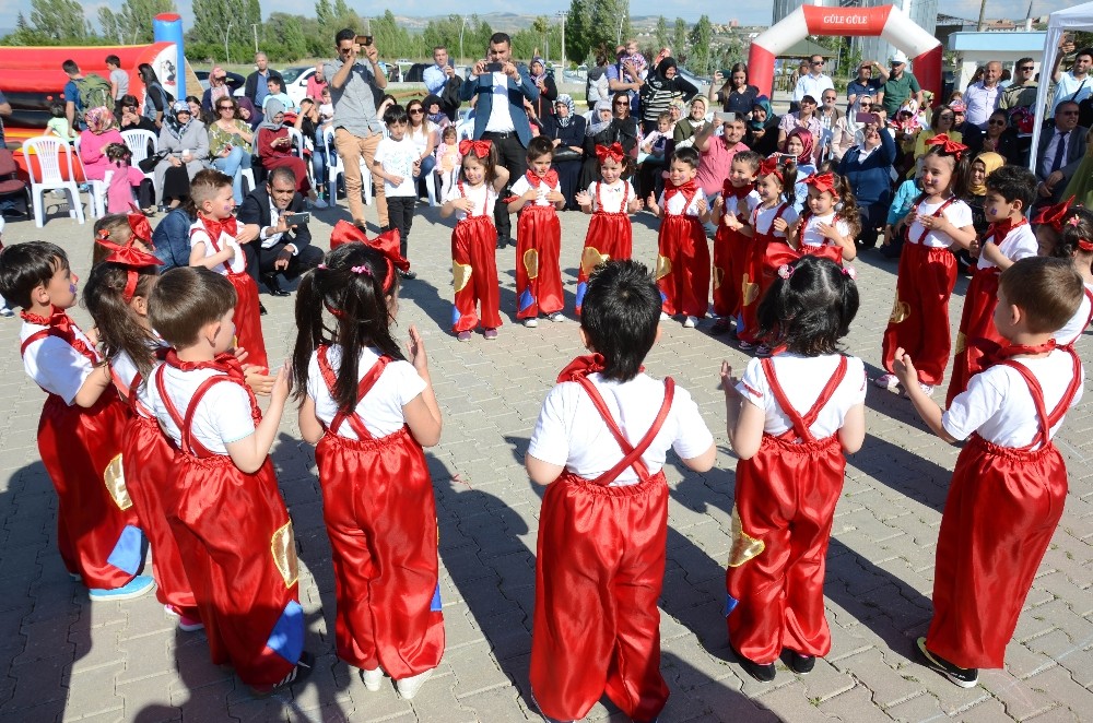 Minik öğrencilerden geri dönüşüm defilesi