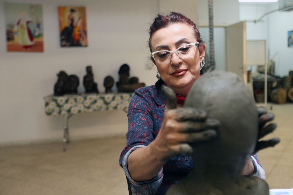 Yenimahalleli kadınlar eşlerinin heykellerini yapıyor