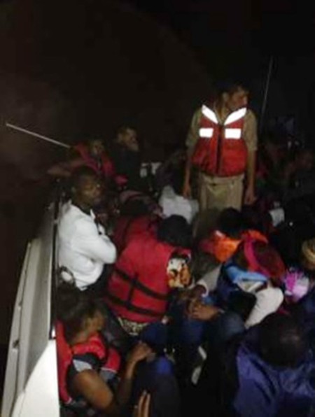 İzmir’de yurt dışına kaçmaya çalışan 43 göçmen yakalandı