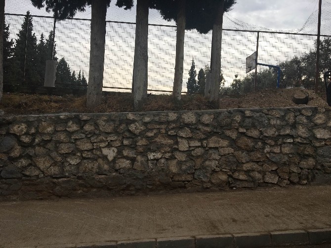 Alaşehir Belediyesi okulun yıkılan bahçe duvarını yaptı