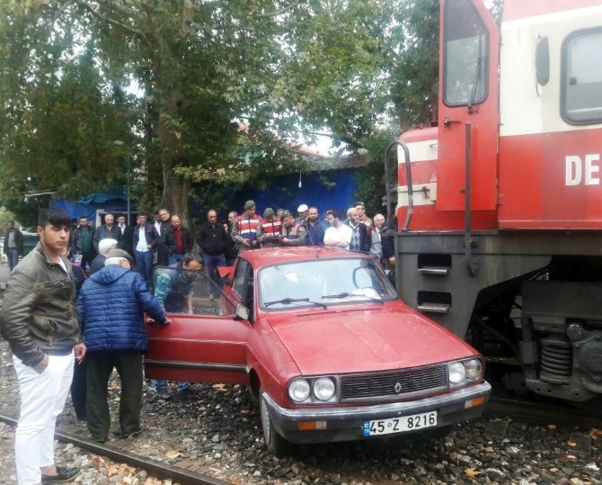 Trenin çarptığı otomobilden hafif yaralı kurtuldu