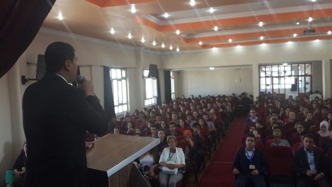 Kula’da ’Milli Gençlik Şuuru ve Motivasyon’ semineri