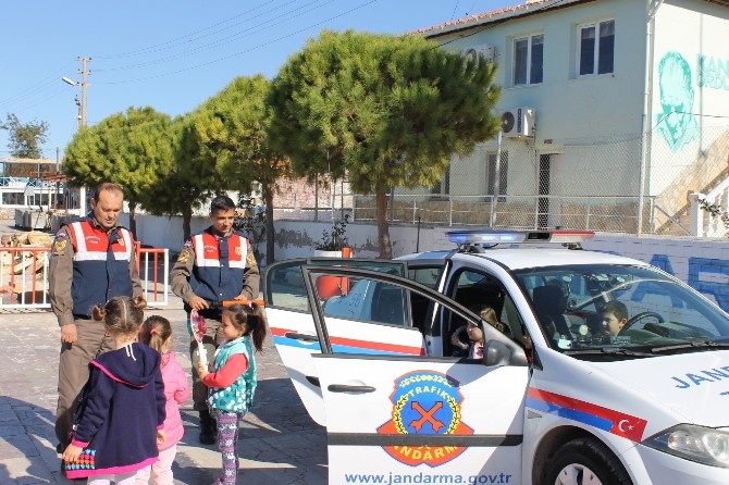 Çeşme jandarma trafik ekipleri minikleri bilgilendirdi
