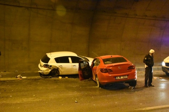 Tünelde zincirleme trafik kazası; 2’si ağır 5 yaralı