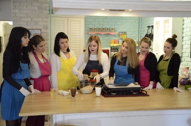 Ofisinde mutfak kurdu, az kalorili yemek yapmayı öğretiyor
