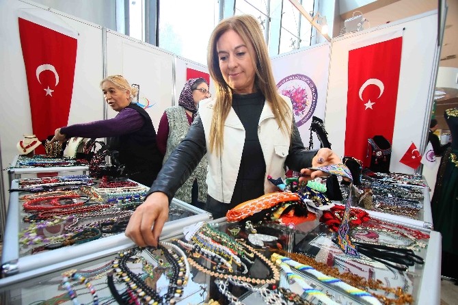 Bayraklı’nın ’hünerli kadınları’ hediye fuarında
