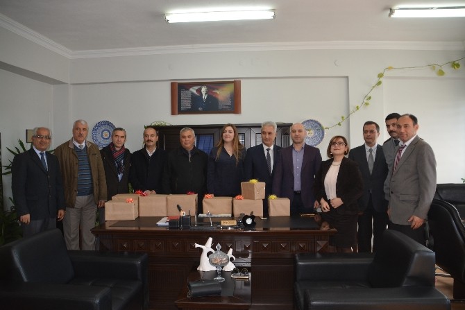 Petkim okullara 300 kitap dağıttı
