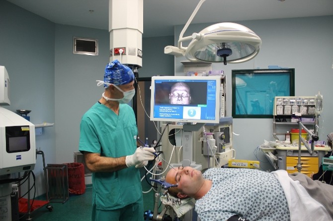 BEYİN AMELİYATINDA ''KONUŞA KONUŞA'' HAYATA TUTUNDU