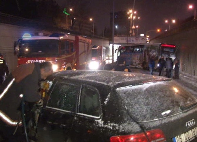 Başkent’te ters şeride giren otomobil, halk otobüsüne çarptı