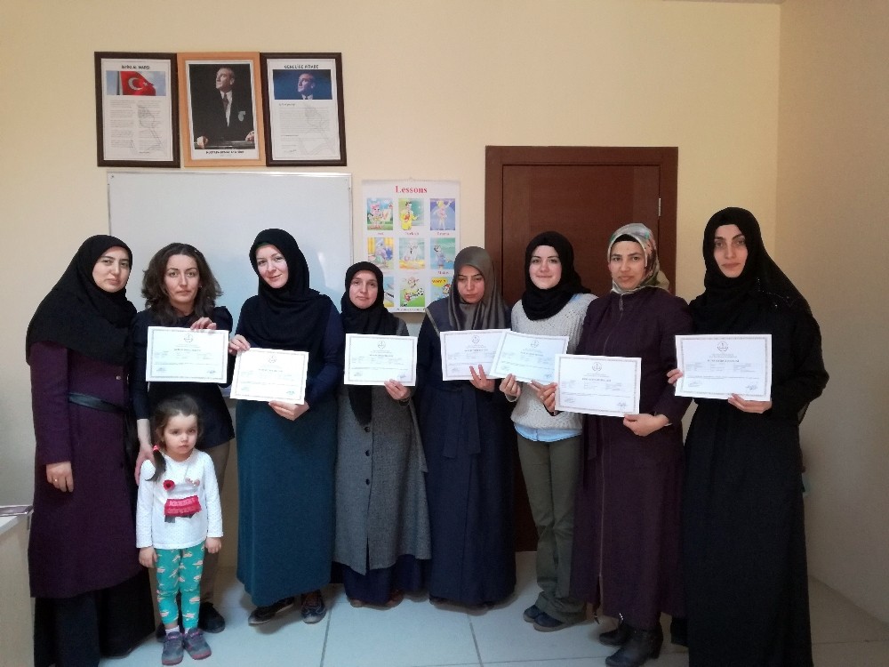 Saraylı kadınlar Arapça sertifikası aldı
