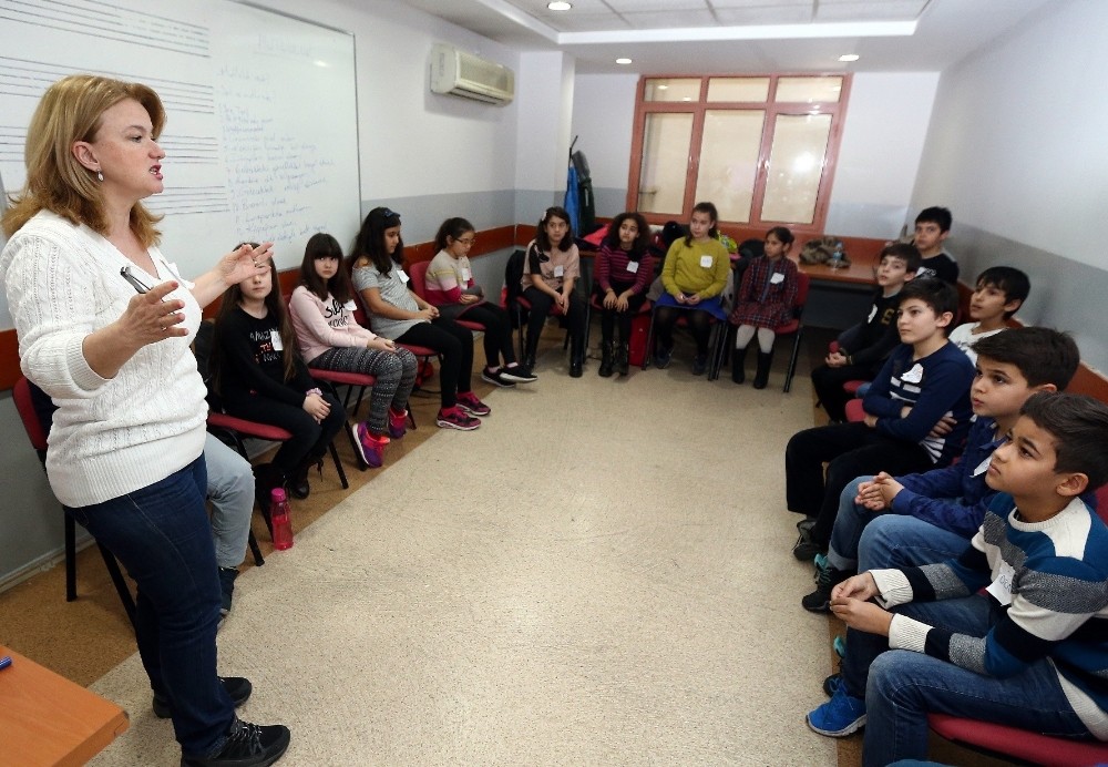 Konak’ta çocuklara Felsefe Atölyesinde eğitim