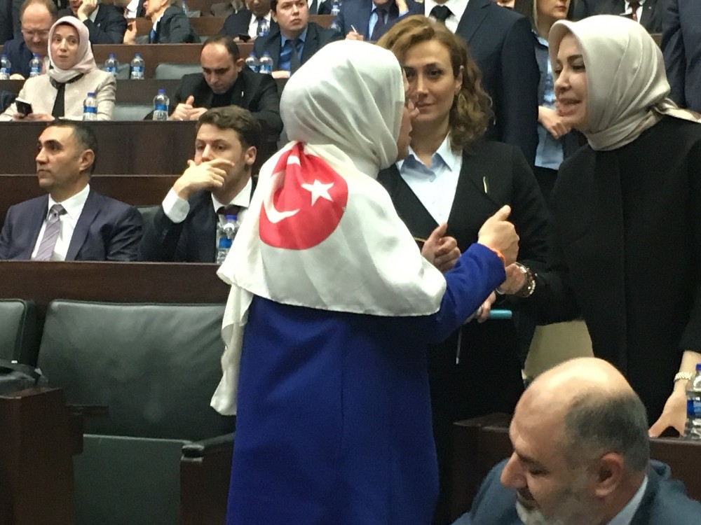 Milletvekilinden Türk bayraklı mesaj
