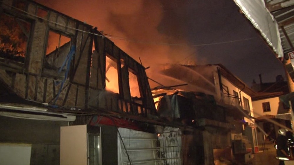 İtfaiye Meydanı alevlere teslim oldu
