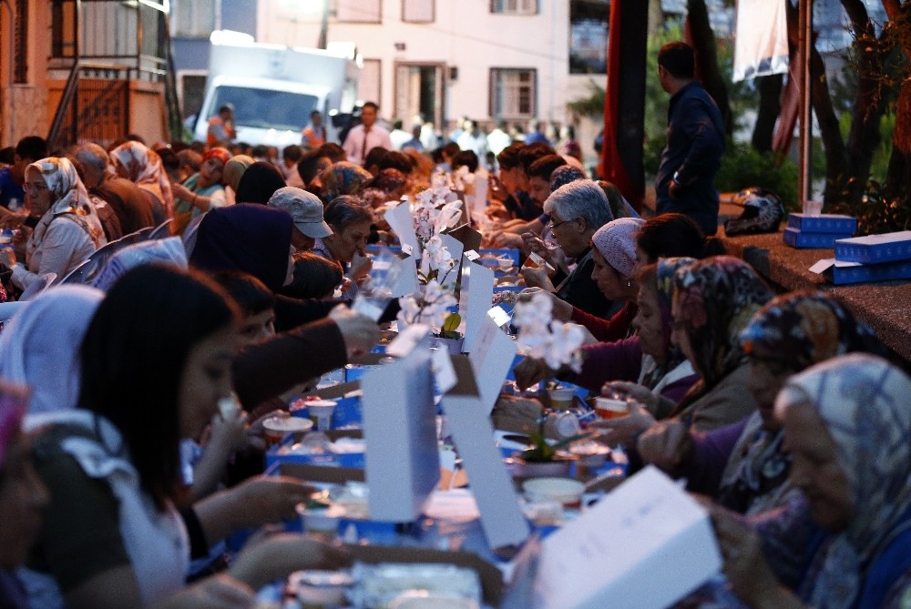 Konak’ta ilk iftar sofrası Yeşiltepe’de kuruldu