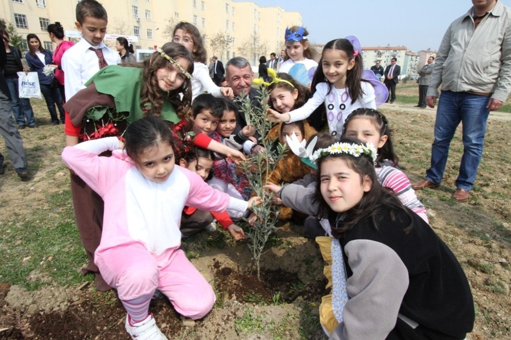 Gaziemir’de yeşil alan ve modern parklar artıyor