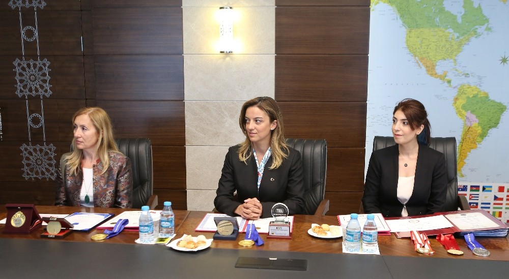 Bakan Özlü’den kadın buluşçulara tam destek