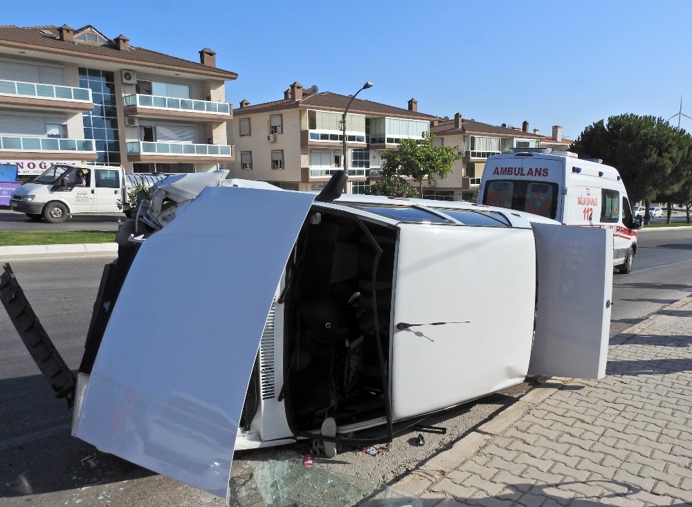 ÇEŞME'DE KAZA: İKİ YARALI!