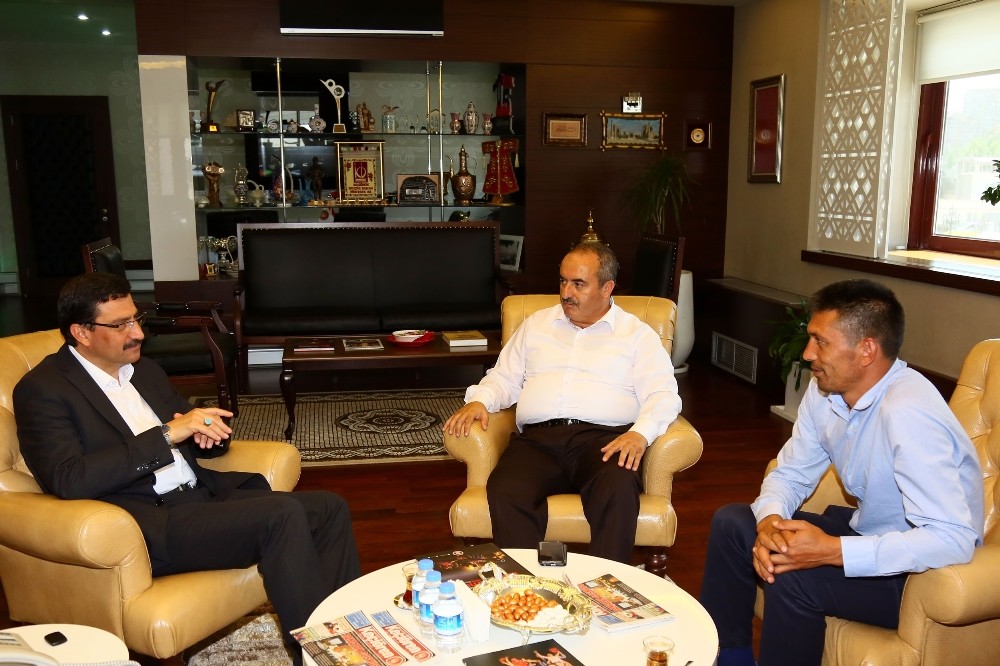 Şehit Ömer Halisdemir’in kardeşi Başkan Ak’ı ziyaret etti
