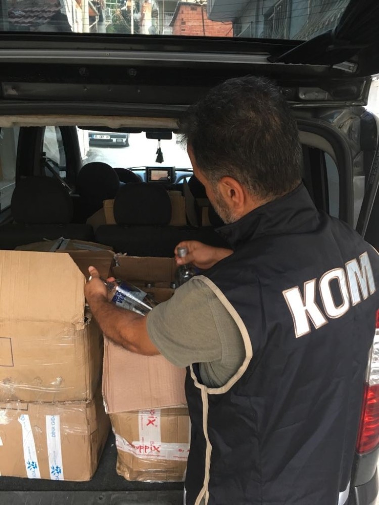 İZMİR'DE 200 ŞİŞE KAÇAK İÇKİ ELE GEÇİRİLDİ!