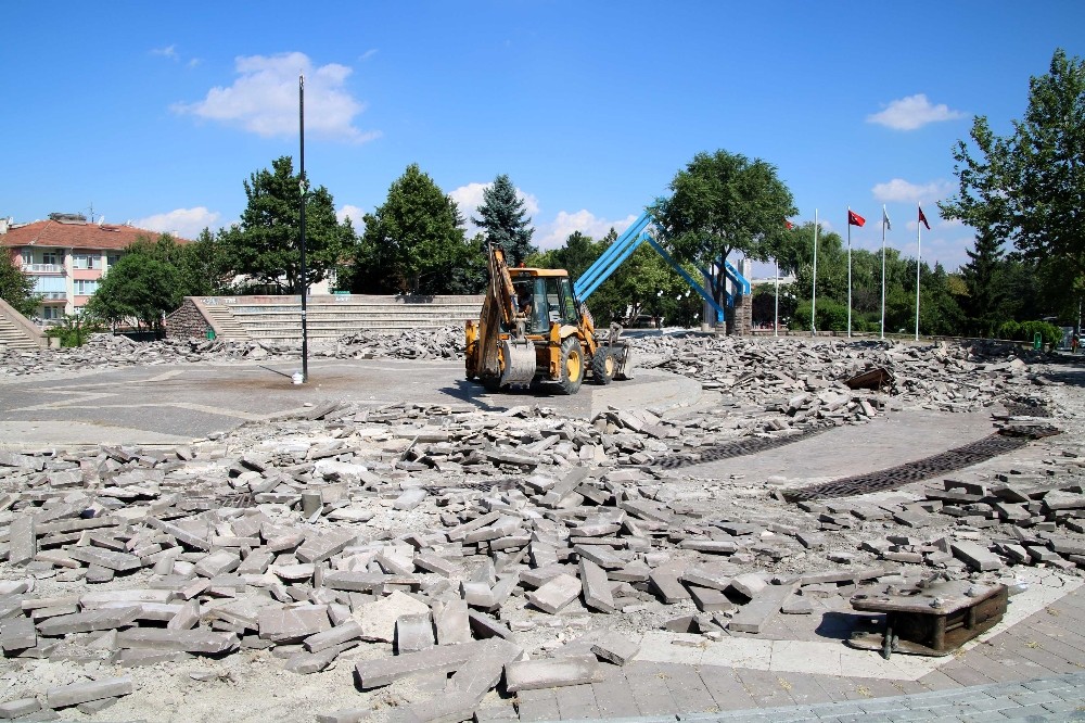 Anıtpark aslına uygun şekilde yenileniyor