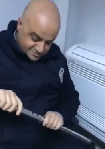 Sakat numarası yapan adamın bastonundan bonzai çıktı