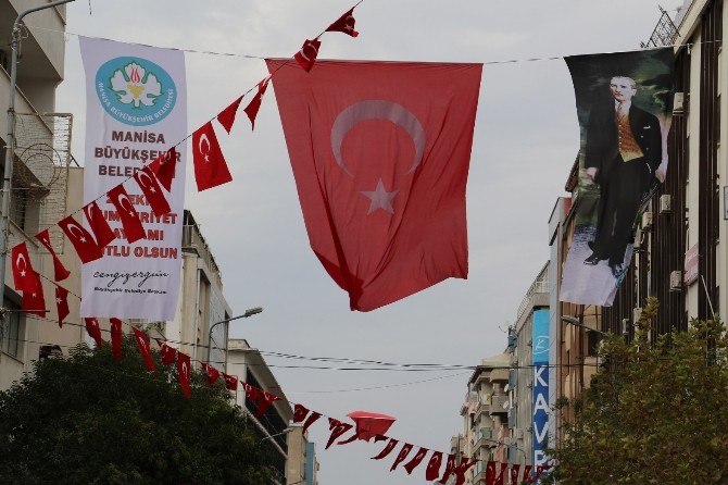 Manisa bayraklarla donatıldı