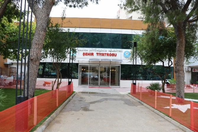 Şehir Tiyatrosu önünde çevre düzenlemesi yapıldı