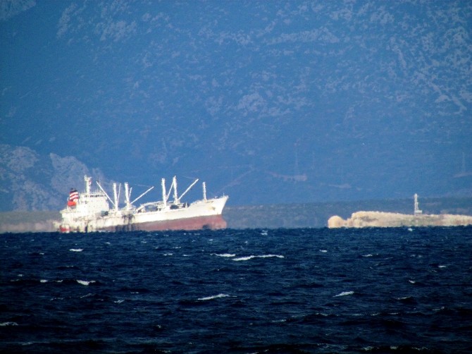 İZMİR'DE KARAYA OTURAN GEMİ KURTARILDI
