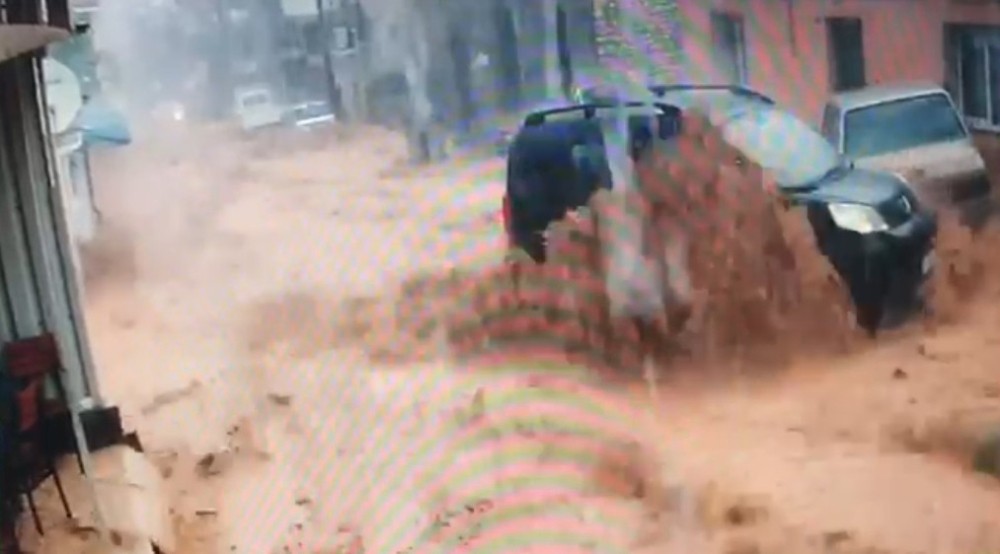 İzmir’de sel suları araçları sürükledi