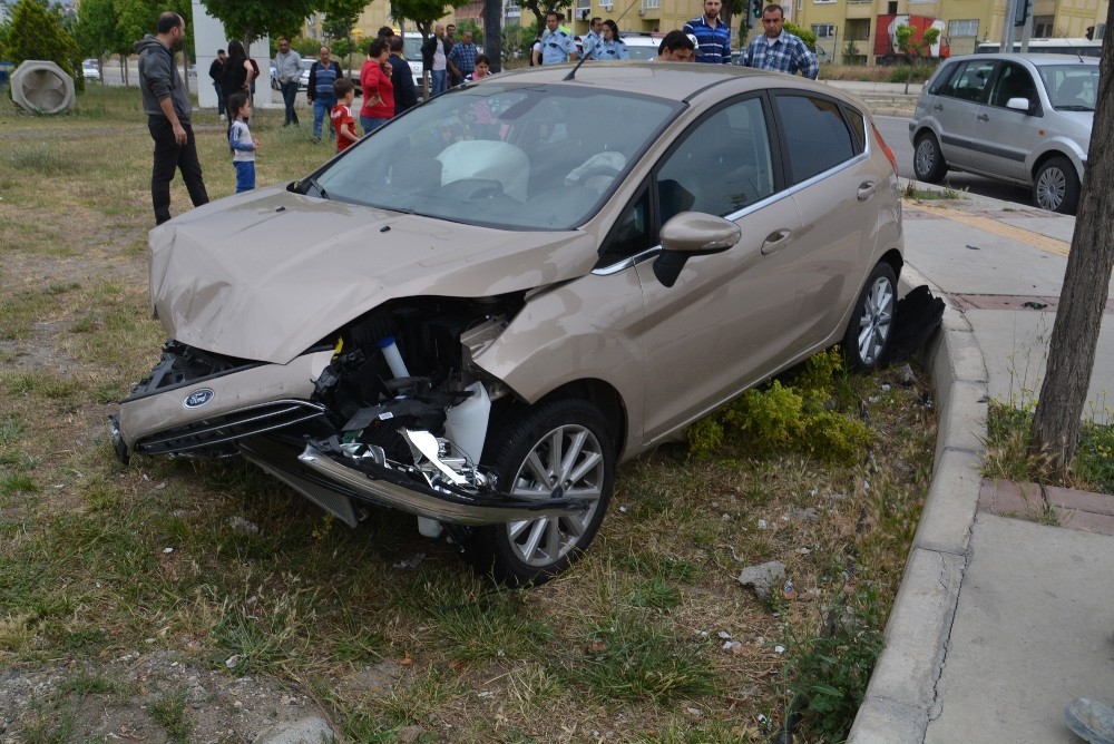 Aliağa’da iki otomobil çarpıştı: 1 yaralı