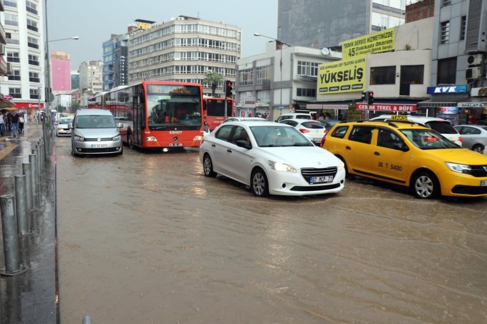 İzmir’de sokaklar dereye döndü