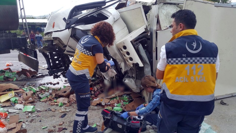 Tanker ve kamyon kafa kafaya çarpıştı: 1 ölü, 2 yaralı