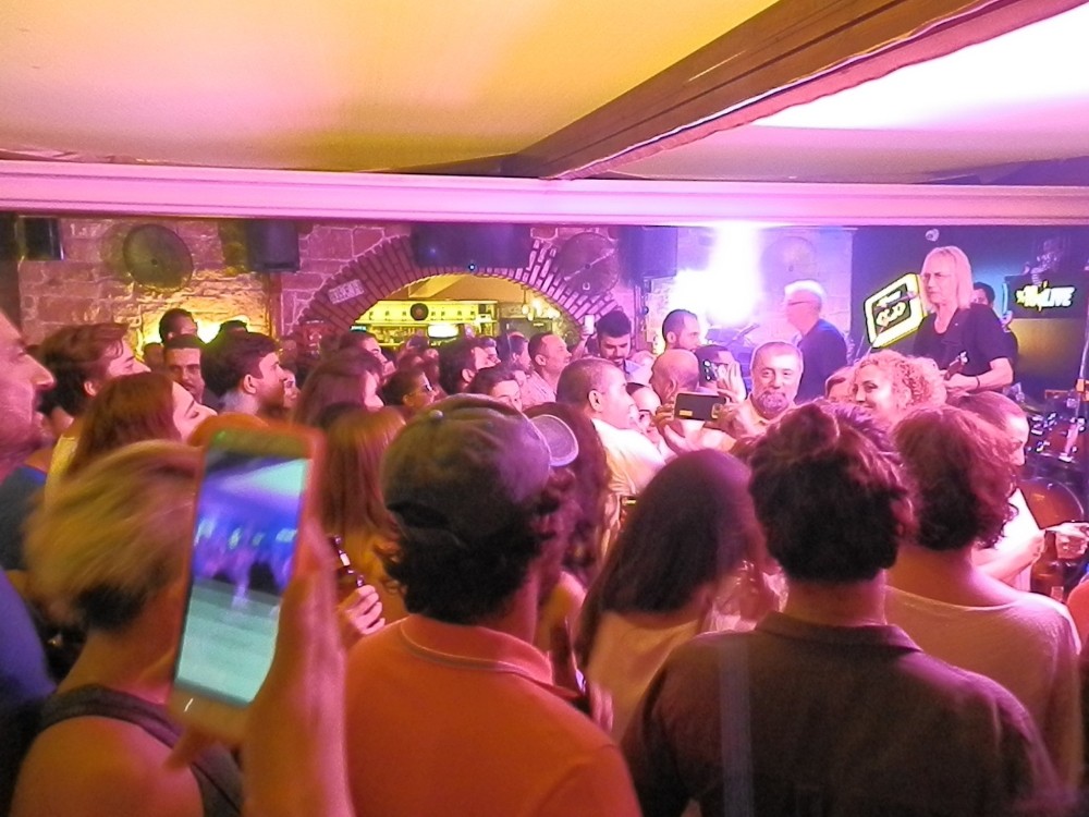 Foça ünlü Rock grubuyla coştu