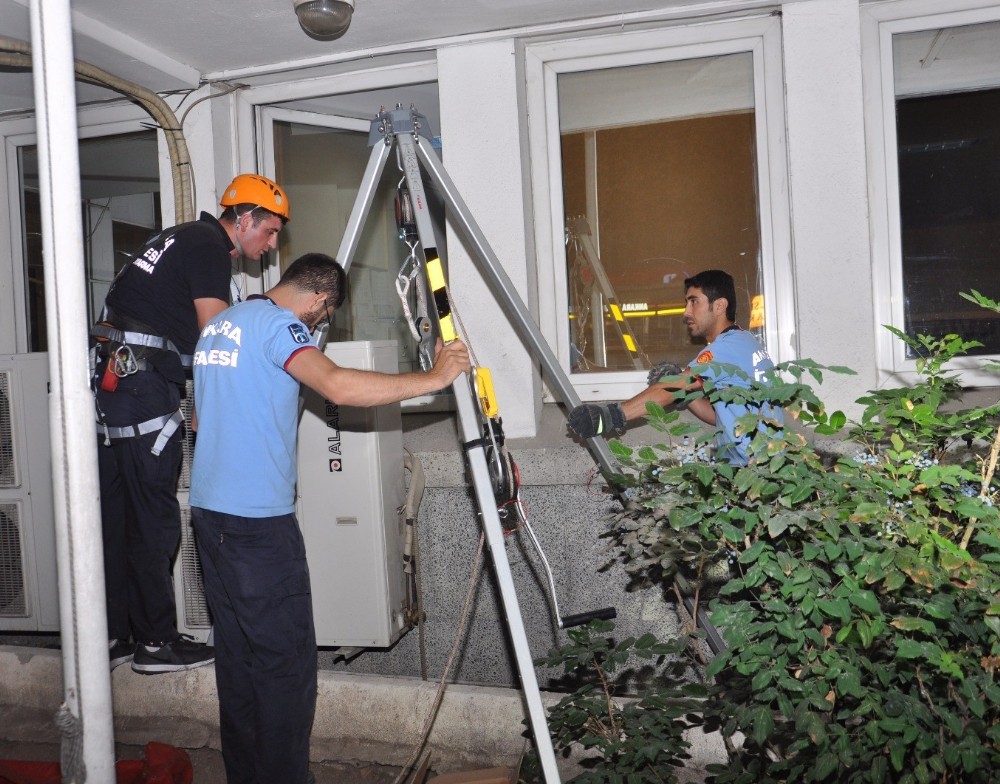 Havalandırma boşluğunda mahsur kalan kedi, yüksek açı tekniğiyle kurtarıldı