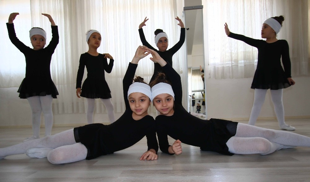Minik balerin ve baletler sahnede