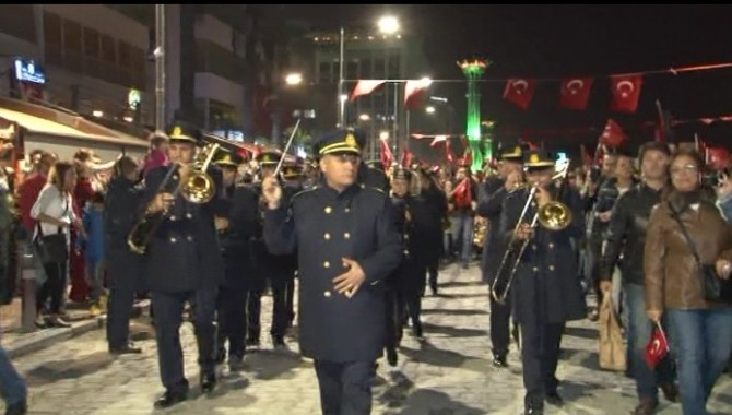 İzmir’de Cumhuriyet Bayramı kutlamaları Fener Alayı ve konserlerle devam etti