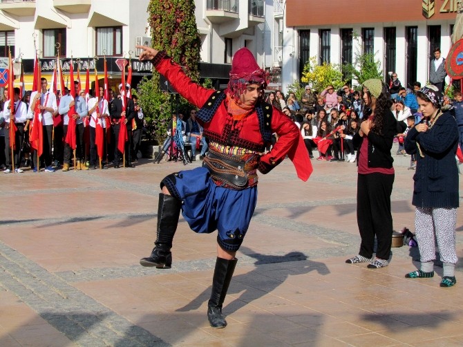İzmir’in ilçelerinde ’Cumhuriyet’ coşkusu tavan yaptı