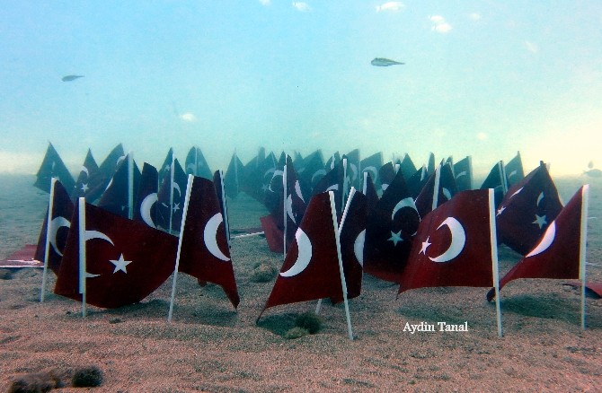 Cumhuriyet coşkusunu denizin dibine taşıdılar