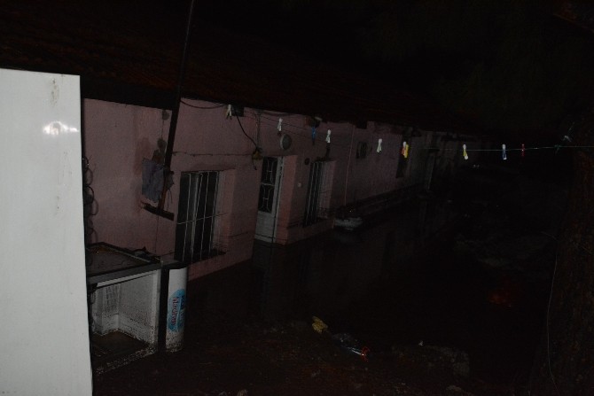 Dikili’de onlarca ev ve iş yerini su bastı, mahsur kalan 10 kişi kurtarıldı