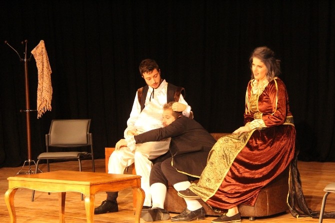 “Tarla kuşuydu Jüliet” BERKM’de sahnelendi
