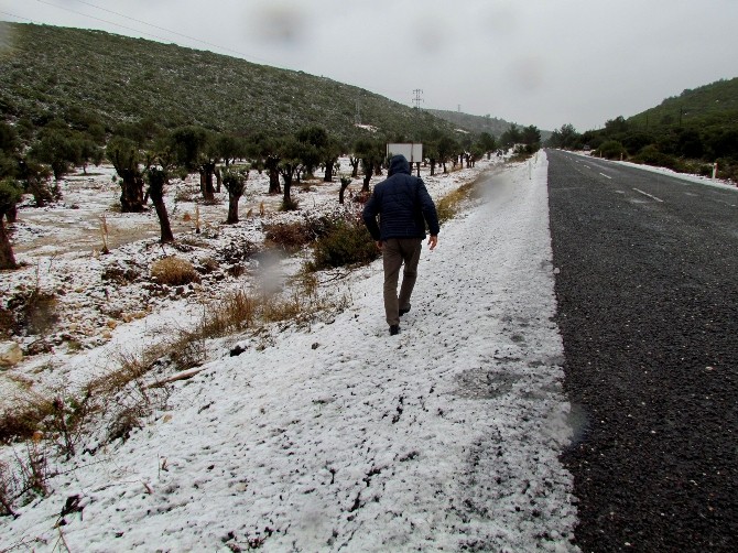 İZMİR- ÇEŞME'YE KAR YAĞDI