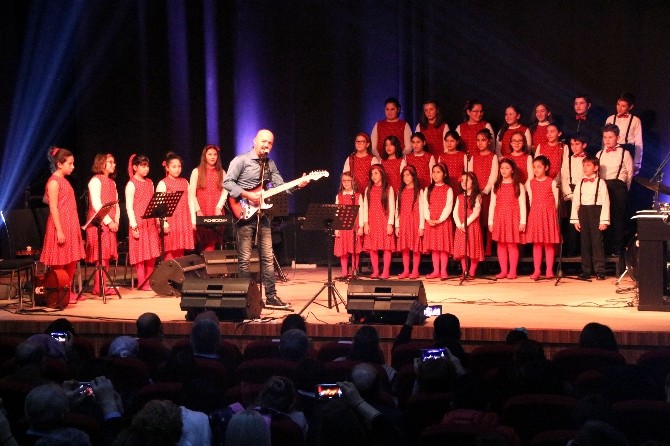 Çocuklardan muhteşem yeni yıl konseri
