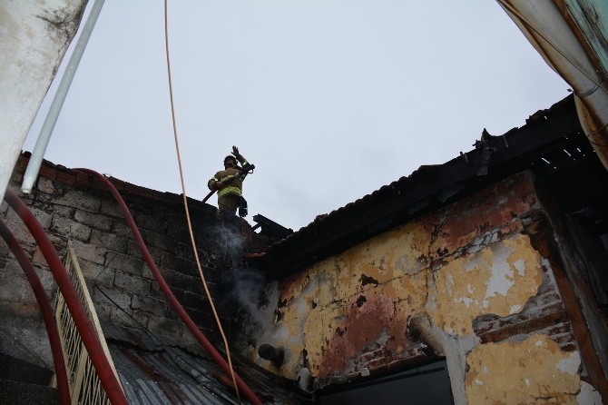 İZMİR'DE ALEVLER İKİ EVİ KÜL ETTİ