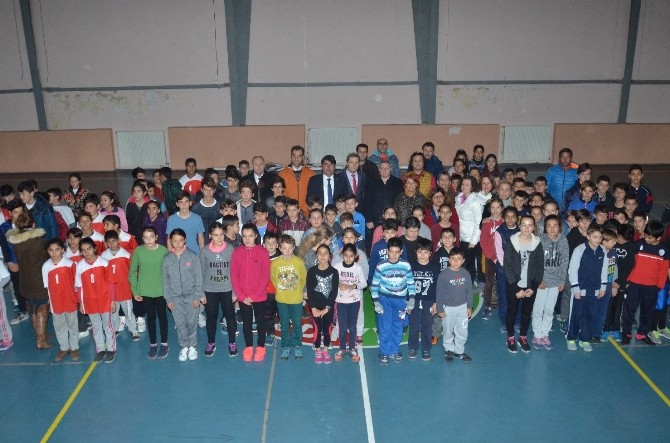 FOÇA'DA ÖĞRENCİLER ATA'YA SAYGI İÇİN KOŞTU