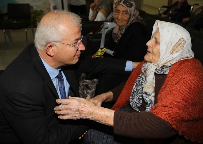 BAŞKAN GÖRMEZ HUZUREVİ SAKİNLERİYLE BULUŞTU