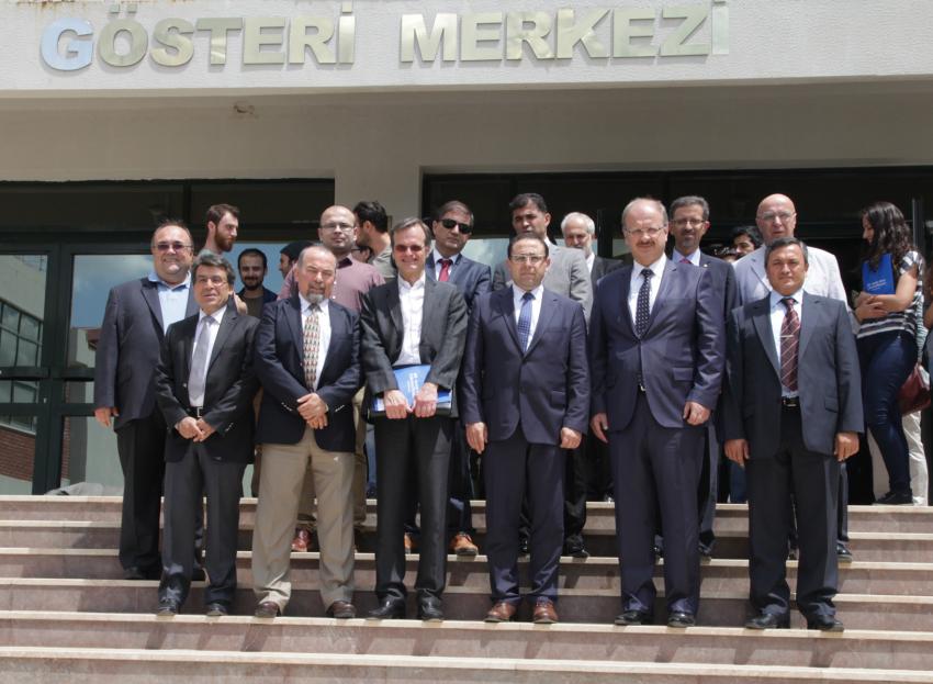DÜNYACA ÜNLÜ BİLİM İNSANLARI İZMİR'DE