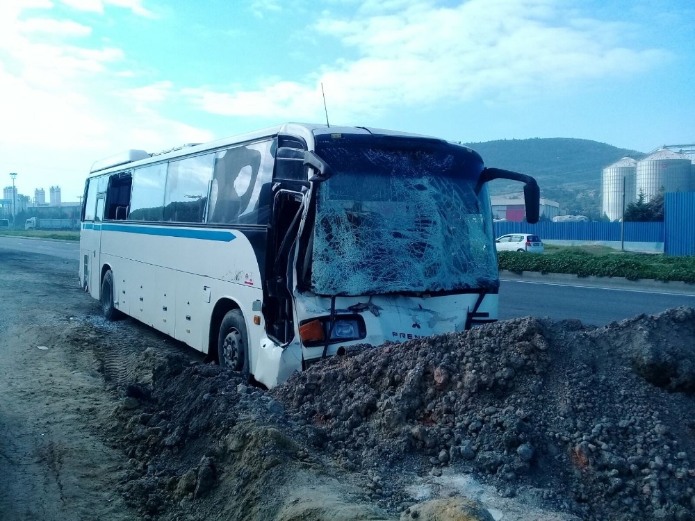 İzmir’de servis otobüsleri çarpıştı: 10 yaralı