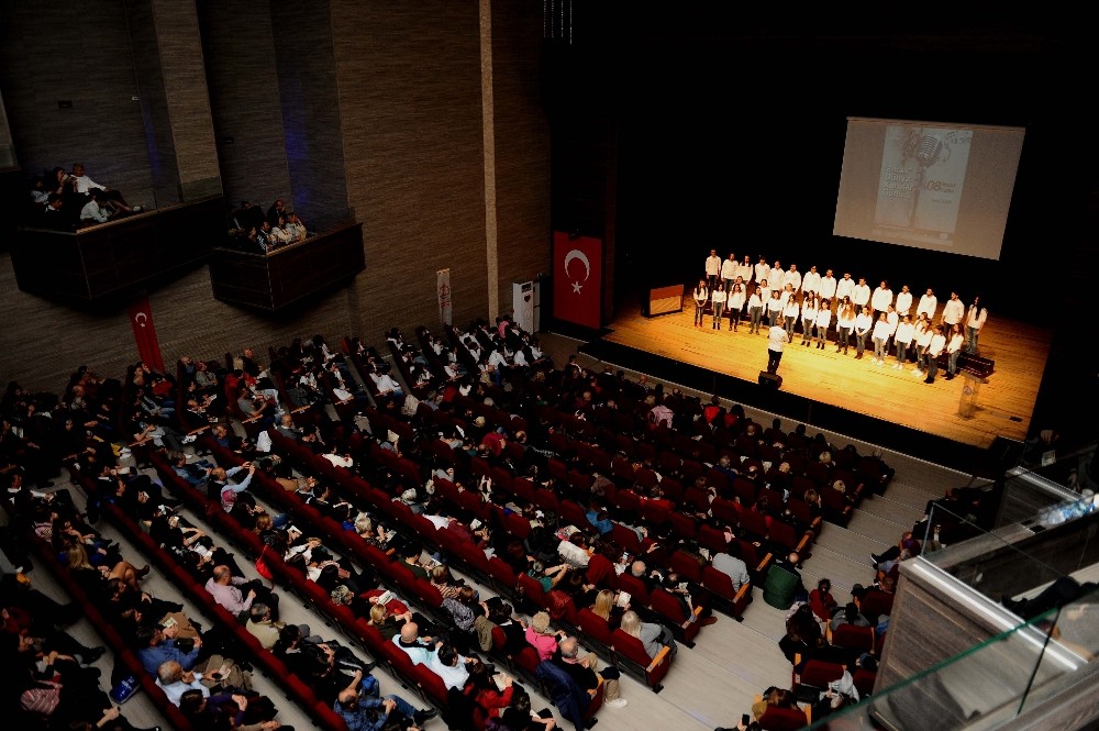 İzmir’in koroları Karşıyaka’da buluştu